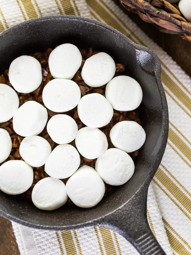 Ofen-S’mores-Dip mit geschmolzener Schokolade und Marshmallows