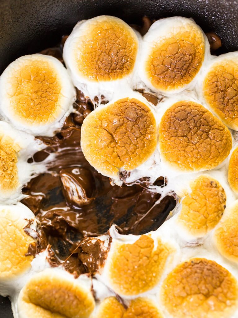 Ofen-S’mores-Dip mit geschmolzener Schokolade und Marshmallows