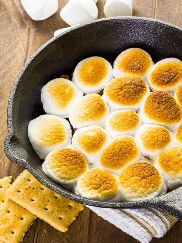 Ofen-S’mores-Dip mit geschmolzener Schokolade und Marshmallows