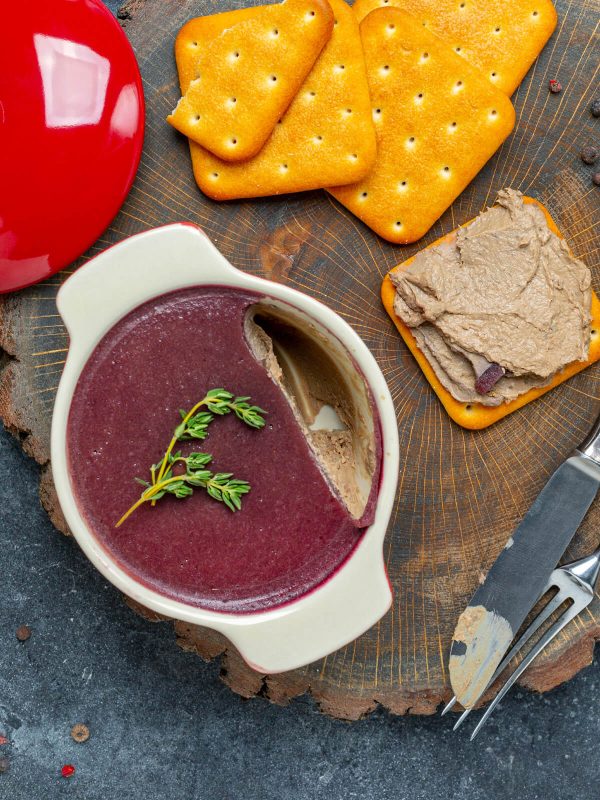Pâté aus Rinderleber mit Ofengemüse und Preiselbeergelee