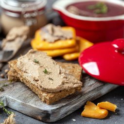 Pâté aus Rinderleber mit Ofengemüse und Preiselbeergelee