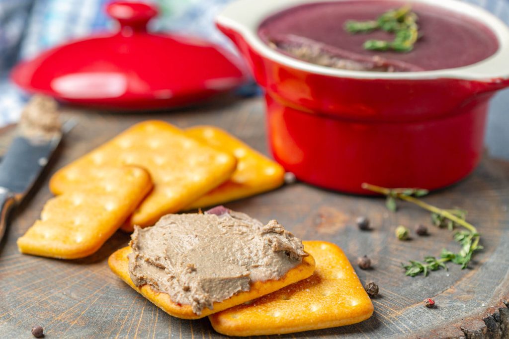 Pâté aus Rinderleber mit Ofengemüse und Preiselbeergelee