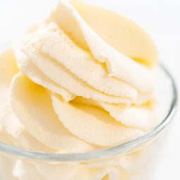 Schlagsahne mit Mandelnote