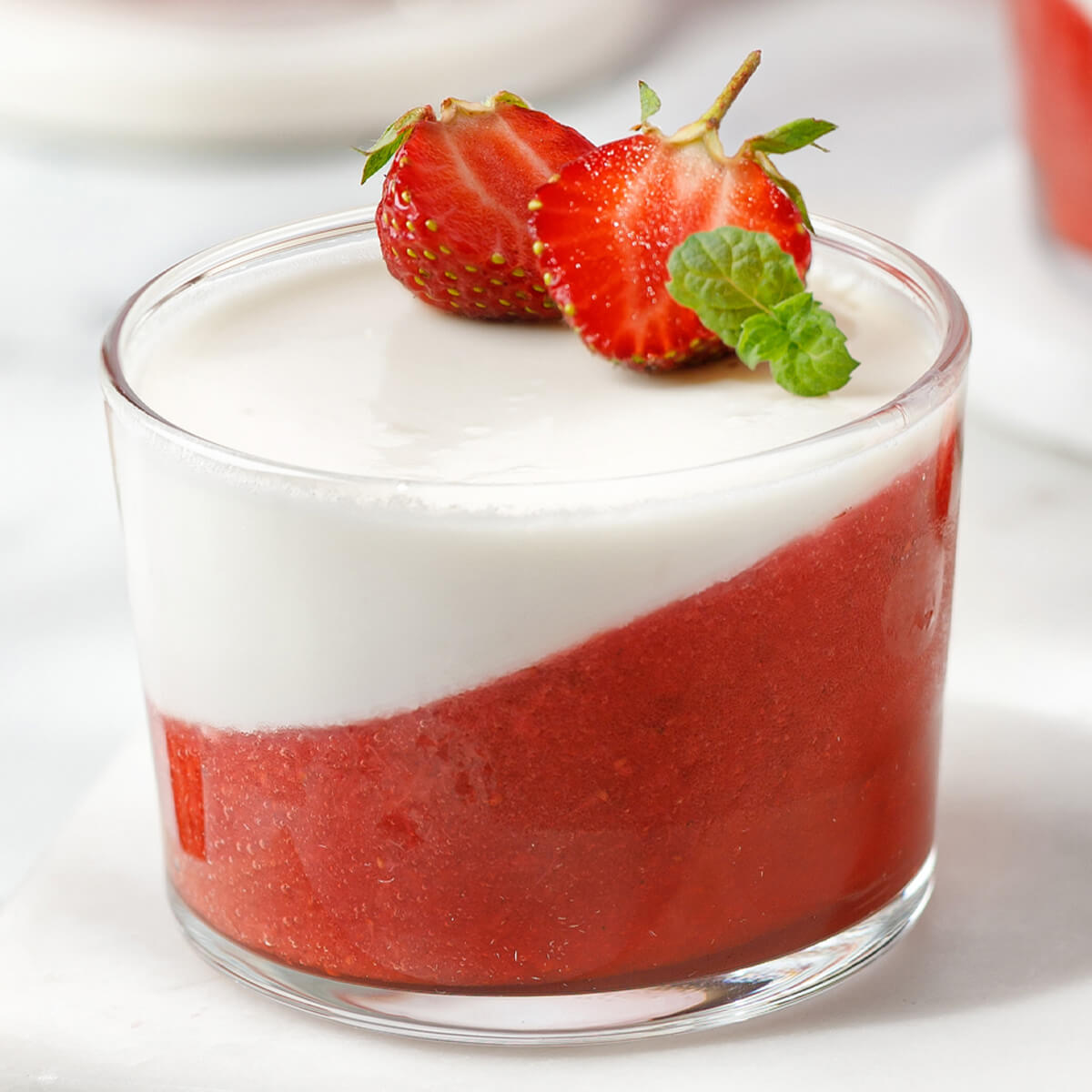 Zweifarbige Joghurt-Panna-Cotta mit Erdbeeren