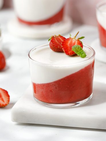 Griechische Joghurt-Panna Cotta mit Erdbeeren