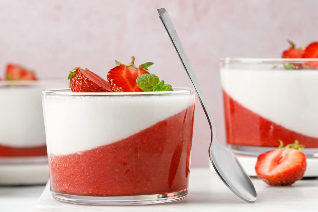 Griechische Joghurt-Panna Cotta mit Erdbeeren