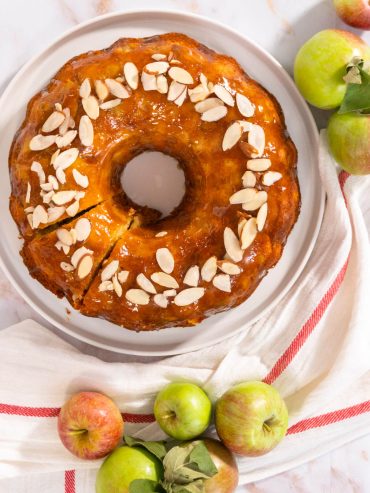 Apfel-Gugelhupf mit warmem Karamell-Guss