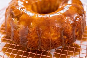 Apfel-Gugelhupf mit warmem Karamell-Guss