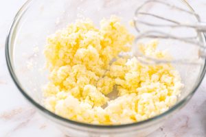 Apfel-Gugelhupf mit warmem Karamell-Guss