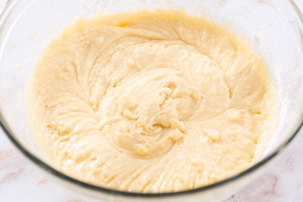 Apfel-Gugelhupf mit warmem Karamell-Guss