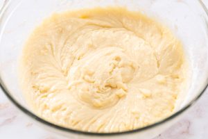 Apfel-Gugelhupf mit warmem Karamell-Guss