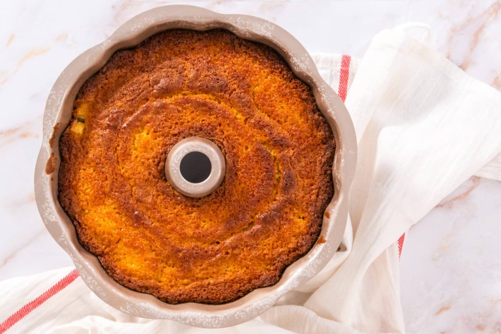 Apfel-Gugelhupf mit warmem Karamell-Guss