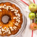 Apfel-Gugelhupf mit warmem Karamell-Guss