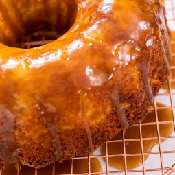 Apfel-Gugelhupf mit warmem Karamell-Guss