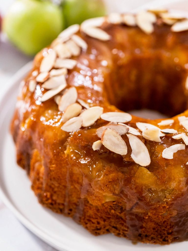 Apfel-Gugelhupf mit warmem Karamell-Guss