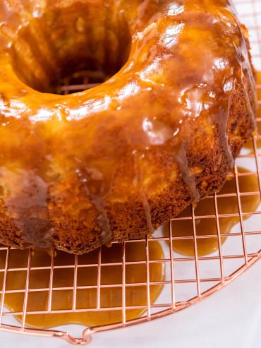 Apfel-Gugelhupf mit warmem Karamell-Guss