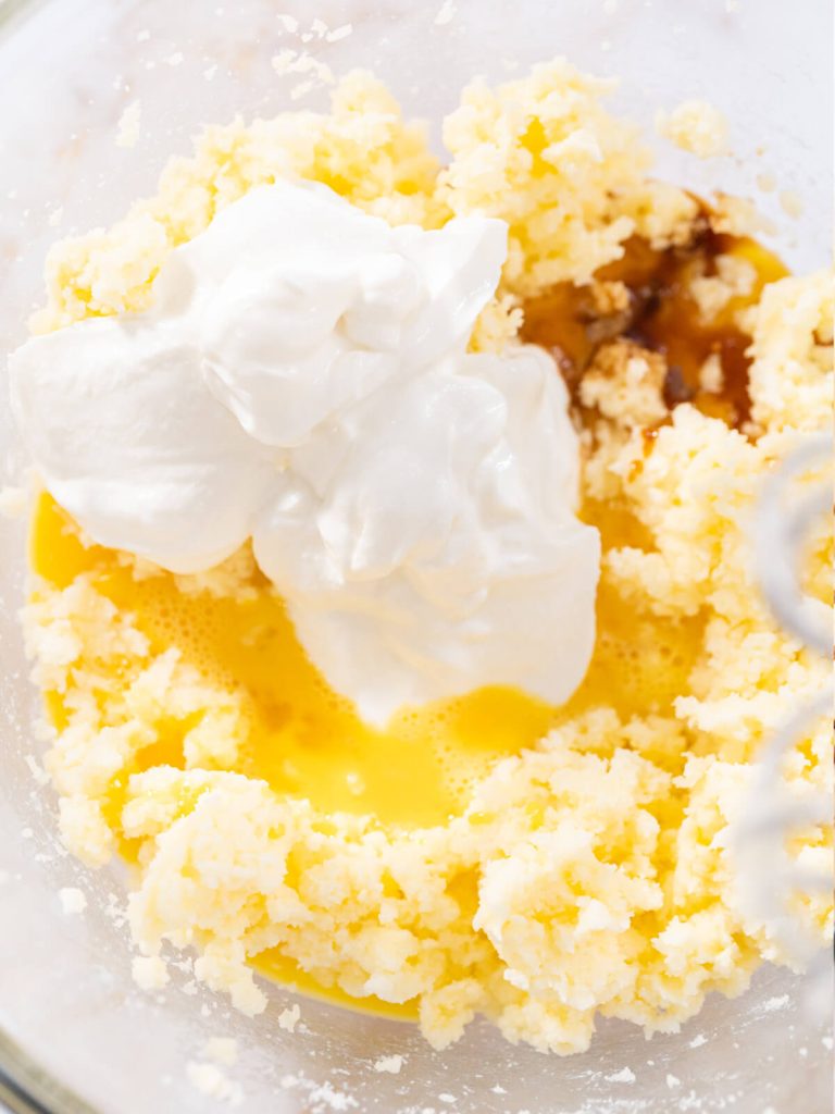 Apfel-Gugelhupf mit warmem Karamell-Guss