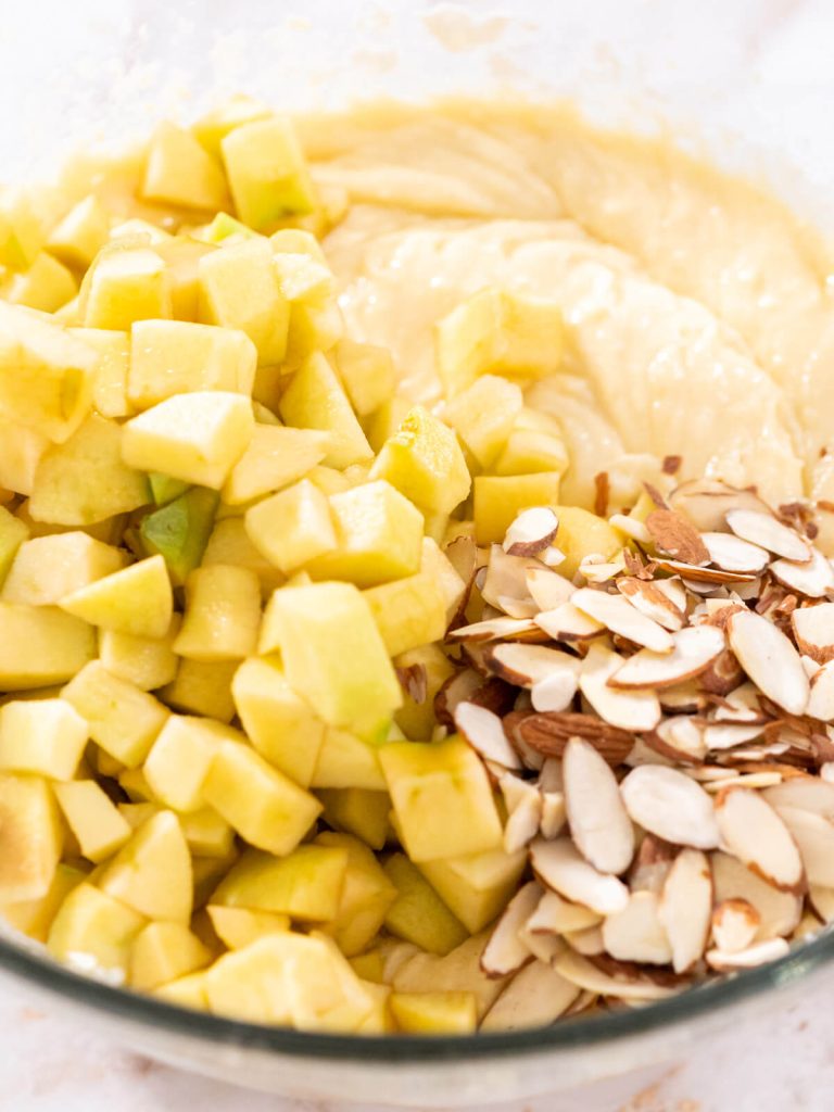 Apfel-Gugelhupf mit warmem Karamell-Guss