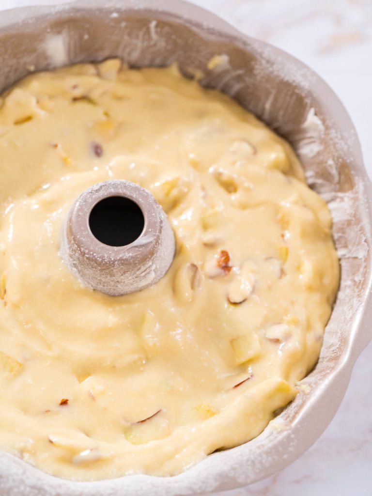 Apfel-Gugelhupf mit warmem Karamell-Guss