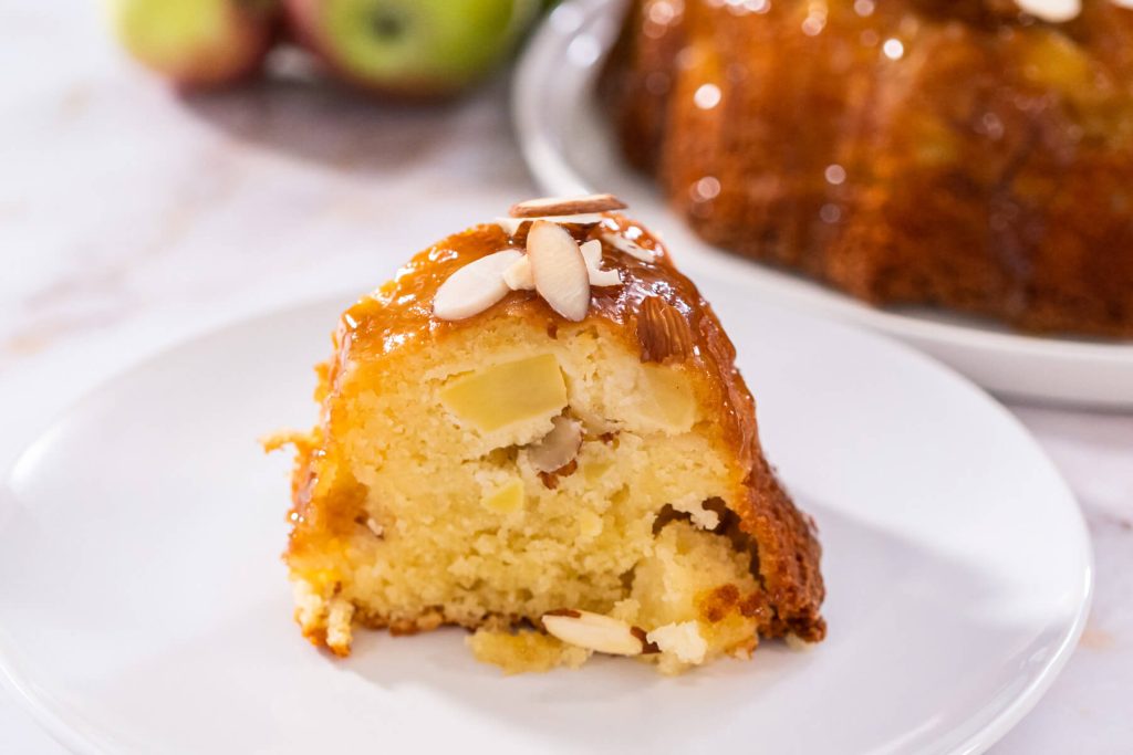 Apfel-Gugelhupf mit warmem Karamell-Guss