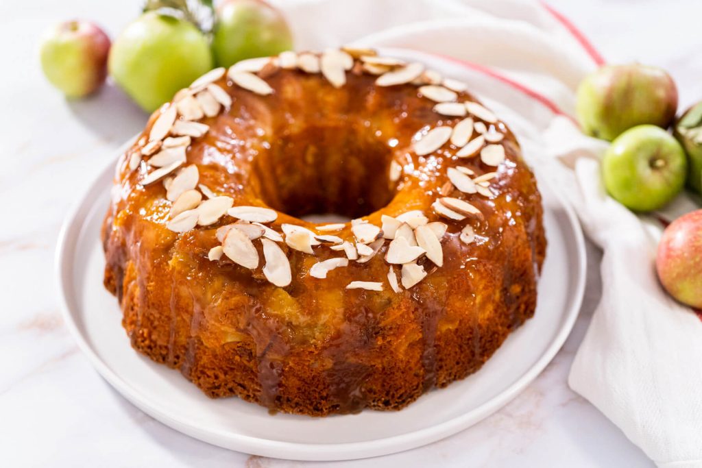 Apfel-Gugelhupf mit warmem Karamell-Guss