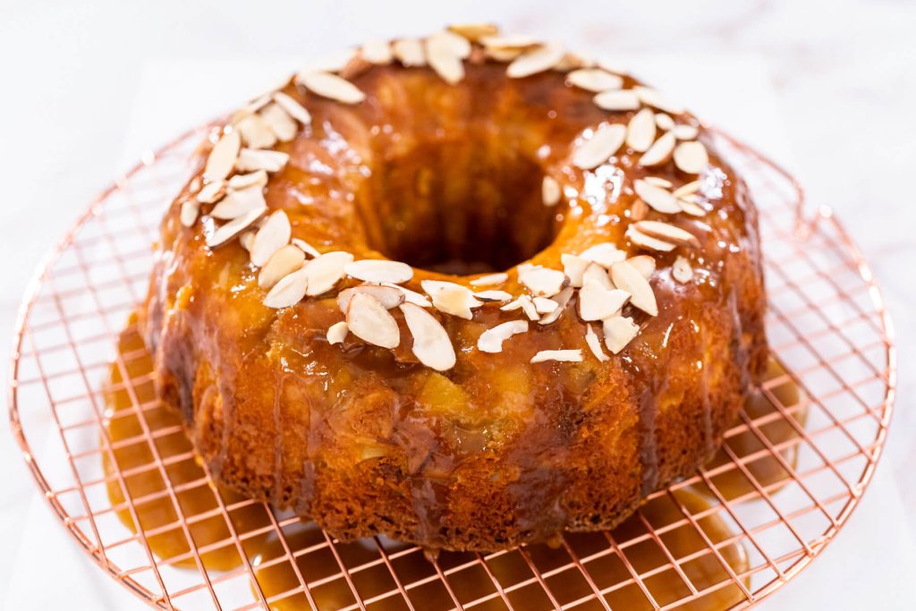 Apfel-Gugelhupf mit warmem Karamell-Guss