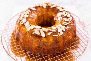 Apfel-Gugelhupf mit warmem Karamell-Guss