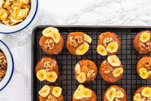 Bananenmuffins mit Karamellglasur