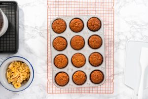 Bananenmuffins mit Karamellglasur