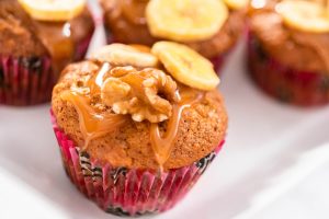 Bananenmuffins mit Karamellglasur