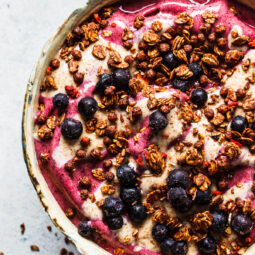 Beeriger Smoothie Bowl Rezept: Cremiges und veganes Frühstück