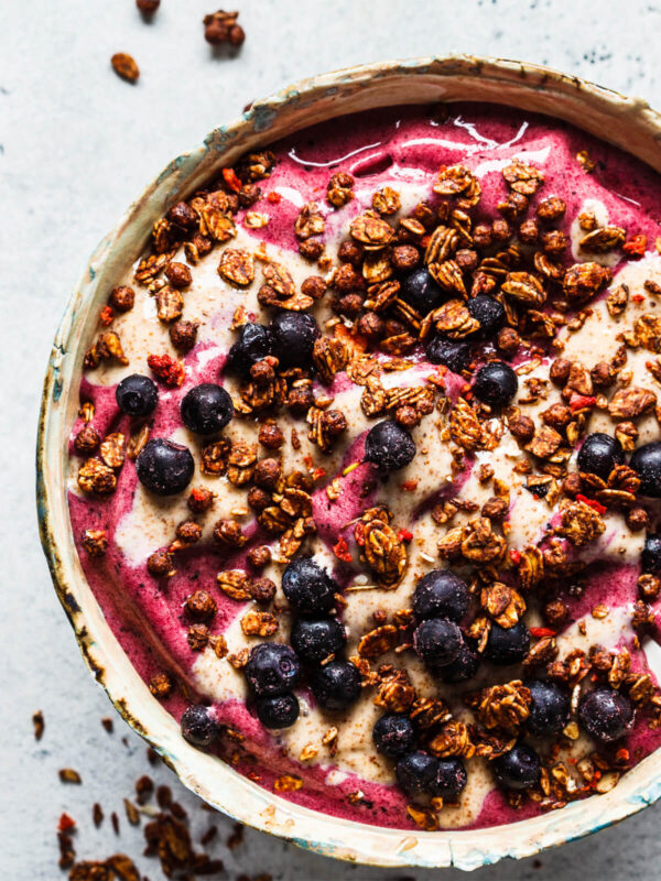 Beeriger Smoothie Bowl Rezept: Cremiges und veganes Frühstück