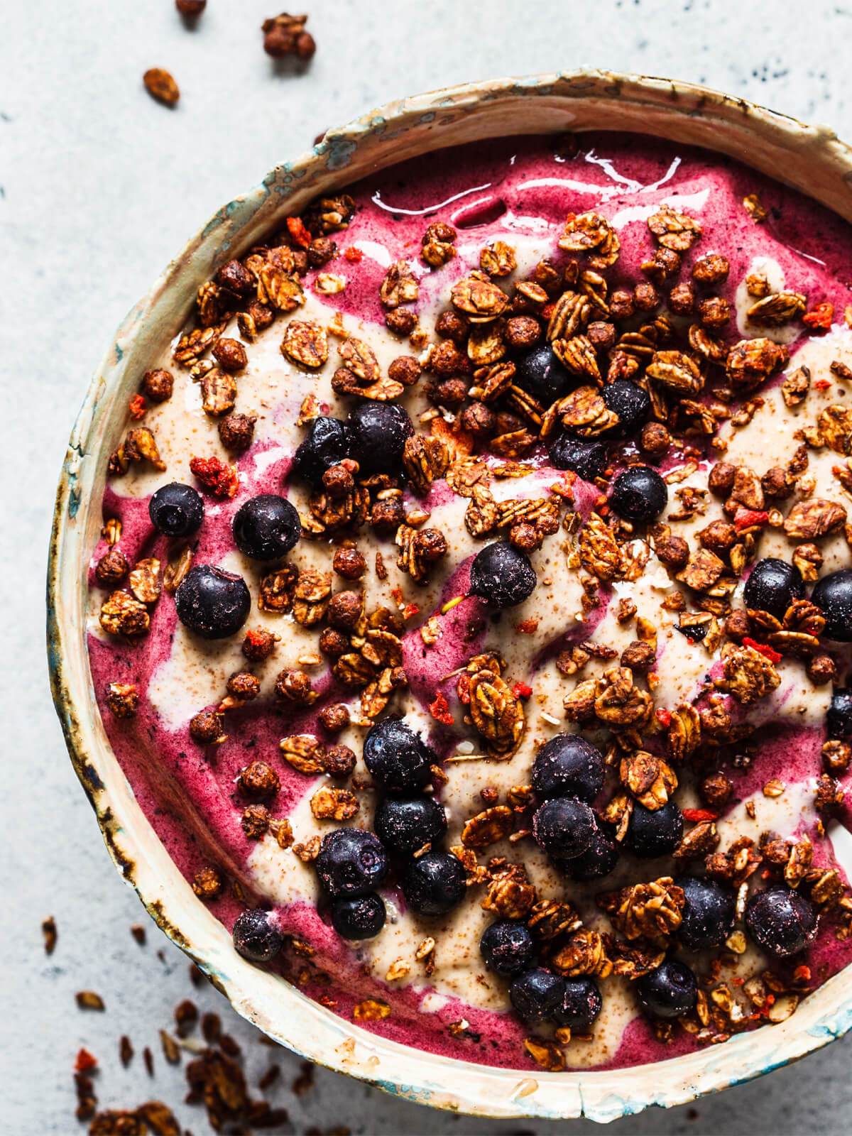Beeriger Smoothie Bowl Rezept: Cremiges und veganes Frühstück