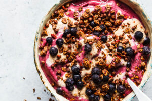 Beeriger Smoothie Bowl Rezept: Cremiges und veganes Frühstück