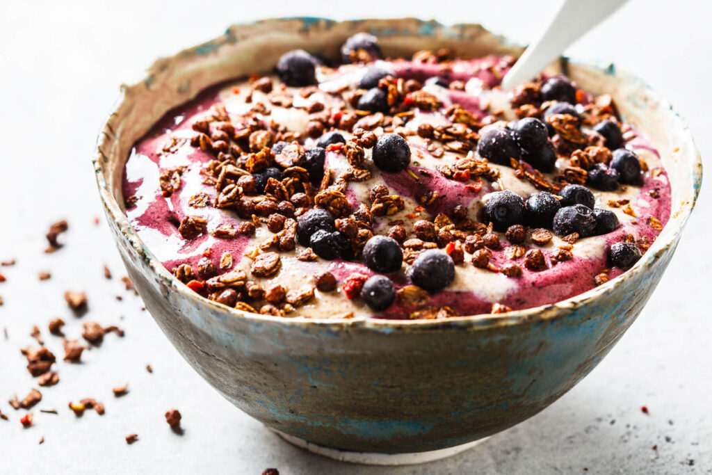 Beeriger Smoothie Bowl Rezept: Cremiges und veganes Frühstück