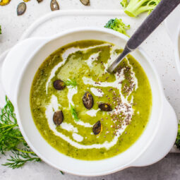Brokkoli-Kokos-Suppe mit Chia & Kürbiskernen