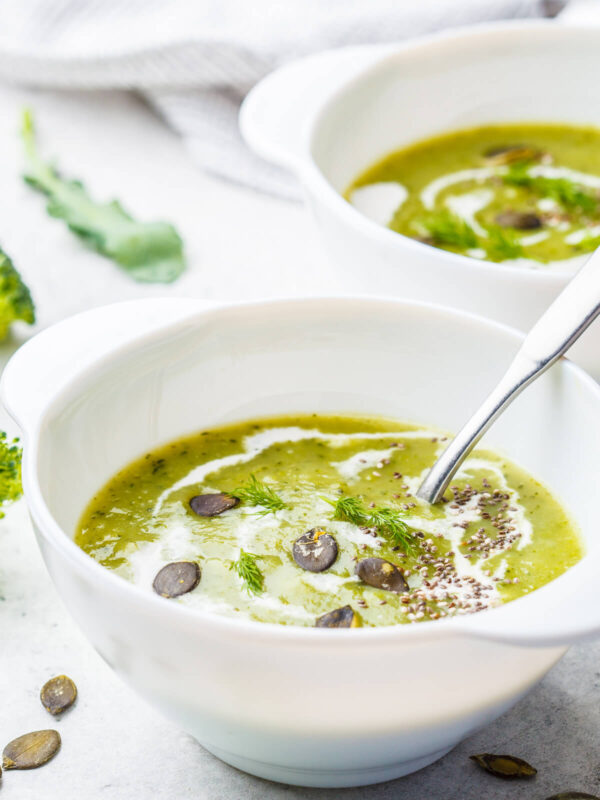 Brokkoli-Kokos-Suppe mit Chia & Kürbiskernen