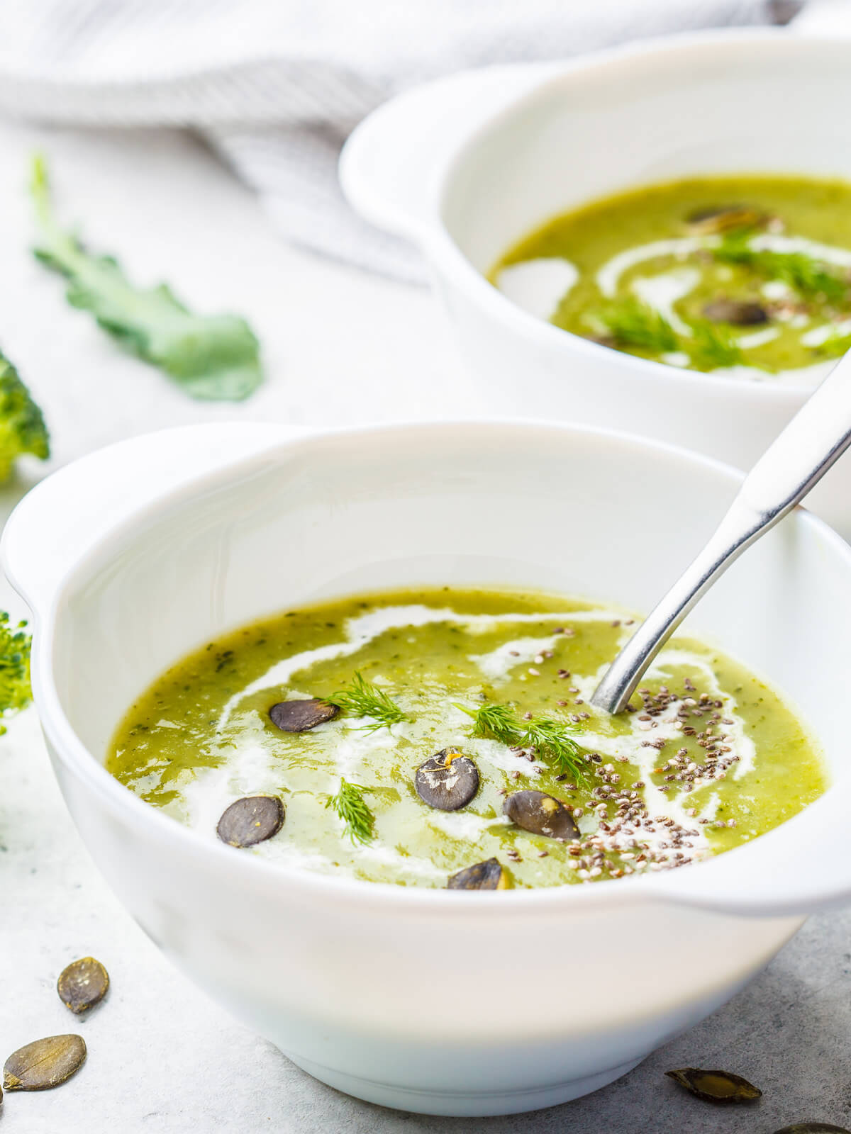 Brokkoli-Kokos-Suppe mit Chia & Kürbiskernen