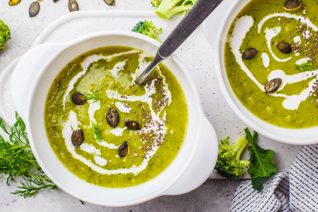 Brokkoli-Kokos-Suppe mit Chia & Kürbiskernen