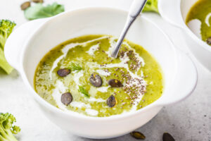 Brokkoli-Kokos-Suppe mit Chia & Kürbiskernen