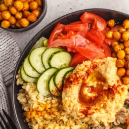 Buddha Bowl mit gerösteten Kichererbsen, Hummus & Gemüse