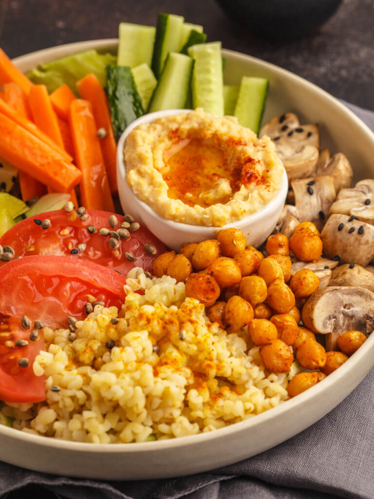 Buddha Bowl mit gerösteten Kichererbsen, Hummus & Gemüse