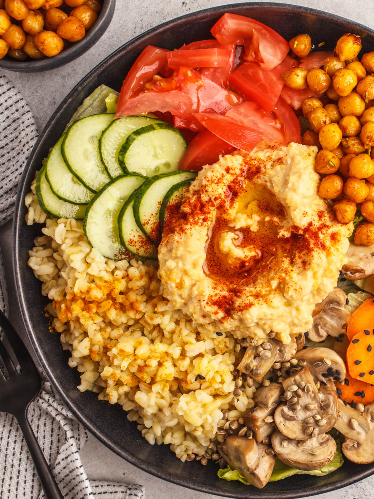 Buddha Bowl mit gerösteten Kichererbsen, Hummus & Gemüse