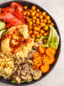 Buddha Bowl mit gerösteten Kichererbsen, Hummus & Gemüse