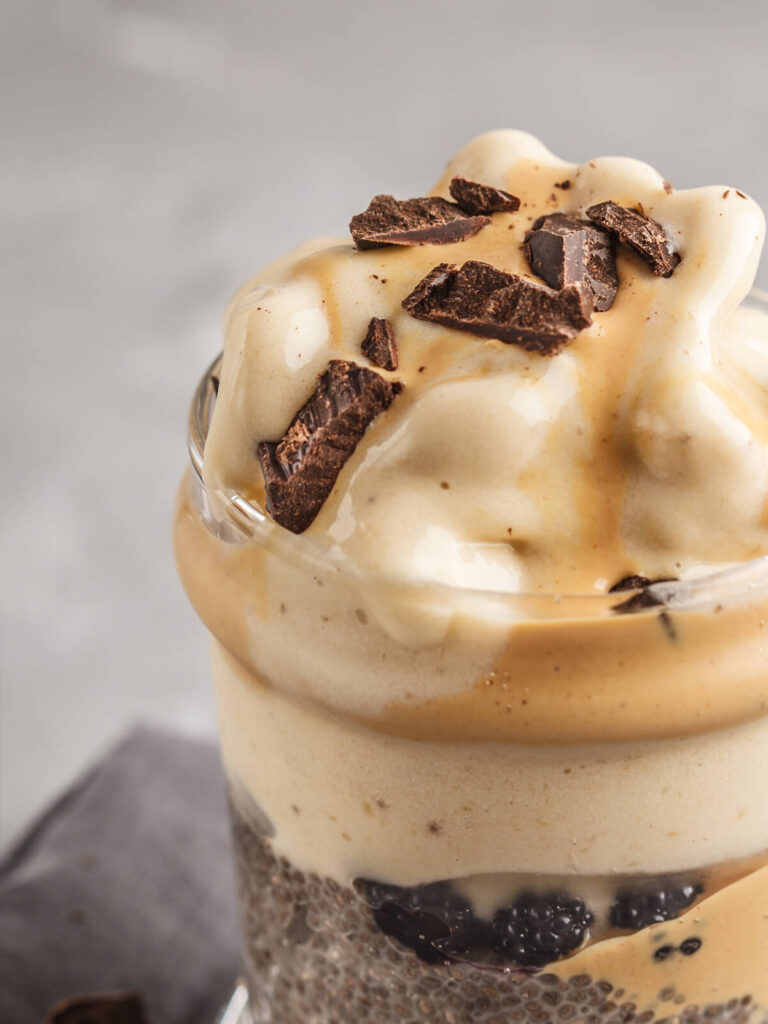 Chia-Pudding mit Bananen-Nicecream & Nussmus