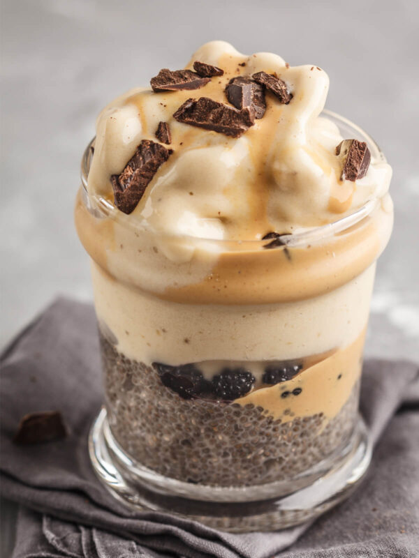 Chia-Pudding mit Bananen-Nicecream & Nussmus