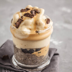 Chia-Pudding mit Bananen-Nicecream & Nussmus