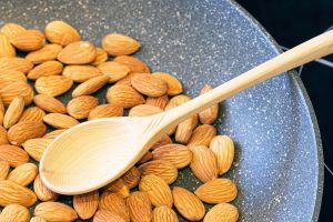 Mandel-Schokoladenbruch mit Meersalz (Almond Chocolate Bark)