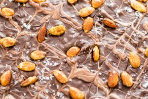 Mandel-Schokoladenbruch mit Meersalz (Almond Chocolate Bark)