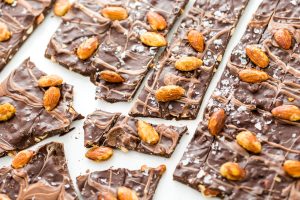 Mandel-Schokoladenbruch mit Meersalz (Almond Chocolate Bark)